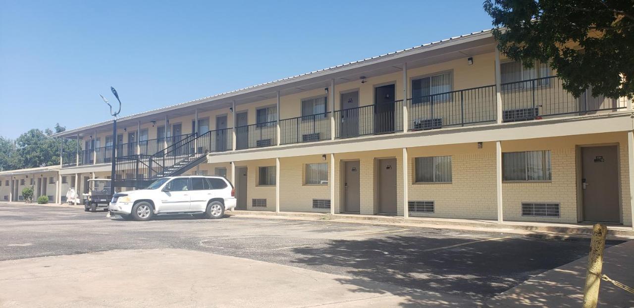 Gold Key Inn Brady Екстер'єр фото